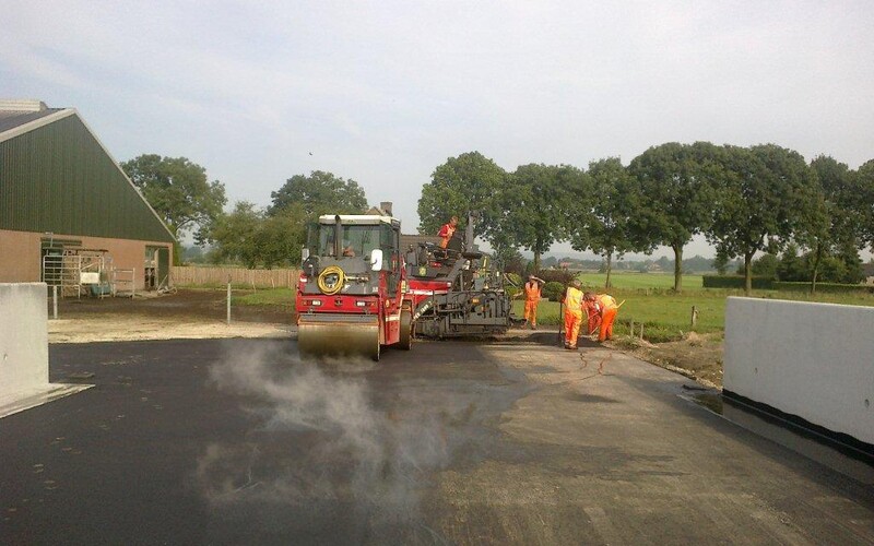 Aanbrengen zuurbestendige asfaltverharding voor voersilo