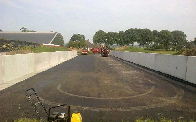 Aanbrengen zuurbestendige asfaltverharding voor voersilo