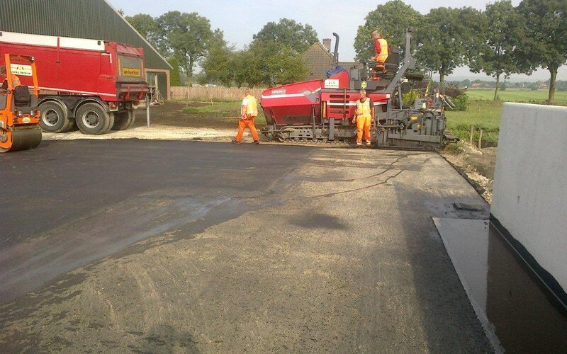 Aanbrengen zuurbestendige asfaltverharding voor voersilo