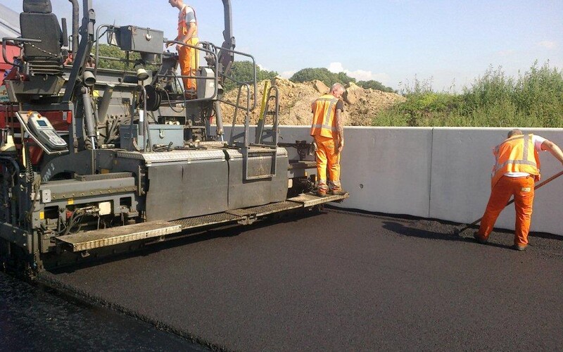 Aanbrengen zuurbestendige asfaltverharding voor voersilo