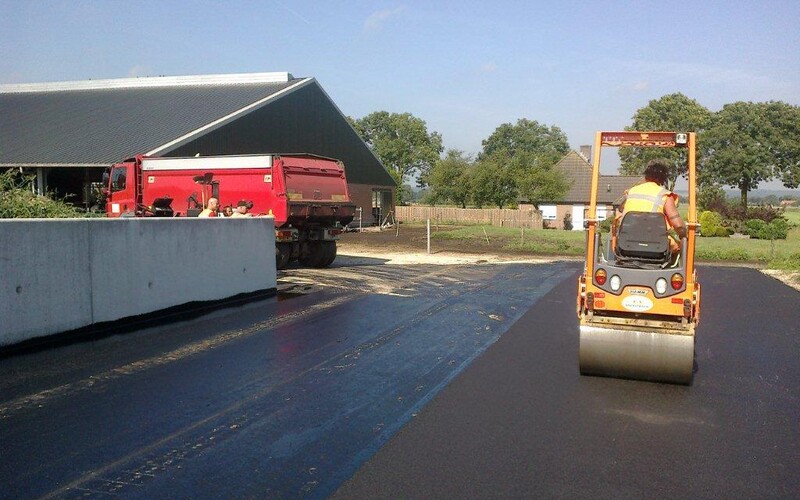 Aanbrengen zuurbestendige asfaltverharding voor voersilo