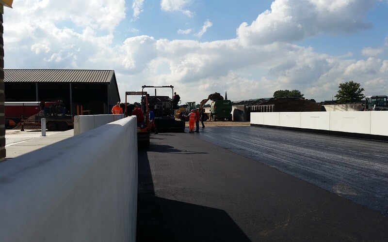 Grashoek asfaltverharding en 2 sleufsilo&#039;s