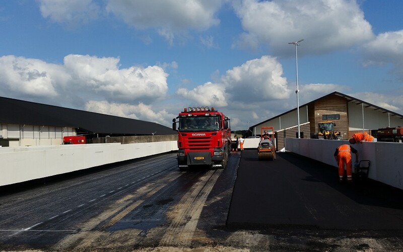 Grashoek asfaltverharding en 2 sleufsilo&#039;s