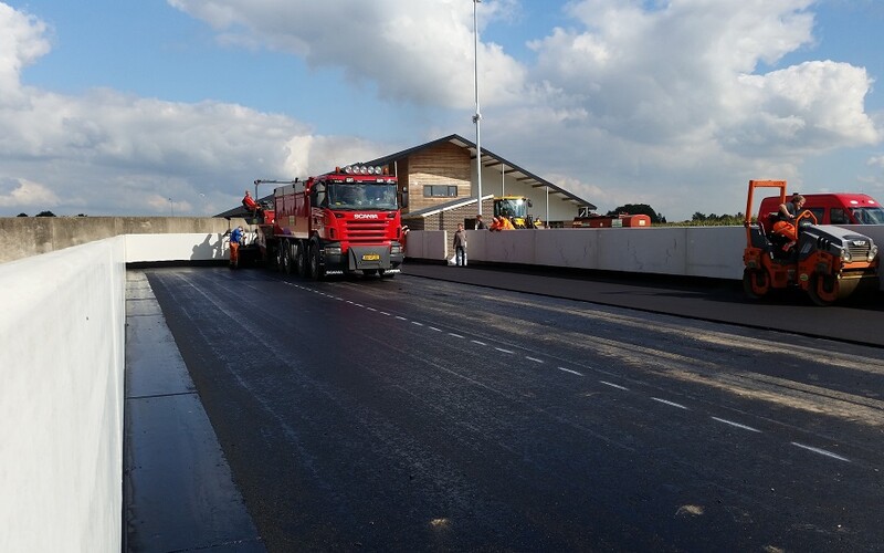 Grashoek asfaltverharding en 2 sleufsilo&#039;s