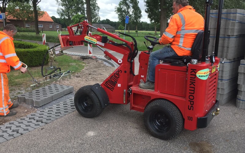 Machinaal aanbrengen grasbetonstenen Reuver Polderweg