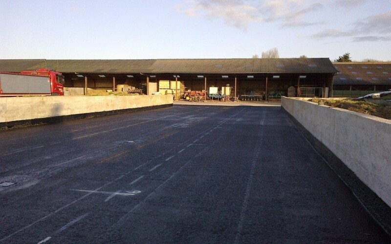 Moorens farm aanbrengen zuurbestendig asfalt