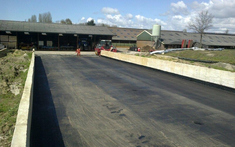 Moorens farm aanbrengen zuurbestendig asfalt